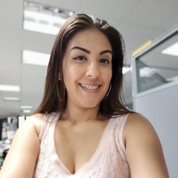 Meet your Posher, Adriana - Picture 2 of 2